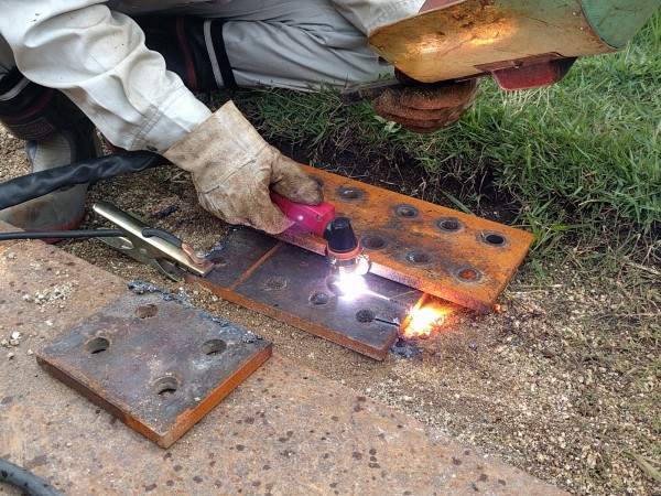 鉄板をプラズマ切断中