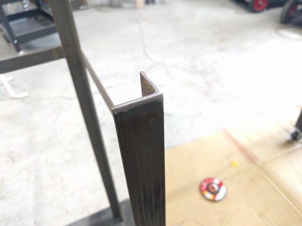 作業台の足にナットや座金を溶接して、高さ調整アジャスターを取り付け