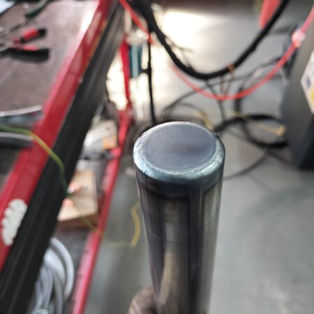 鉄パイプ端部に蓋をした状態