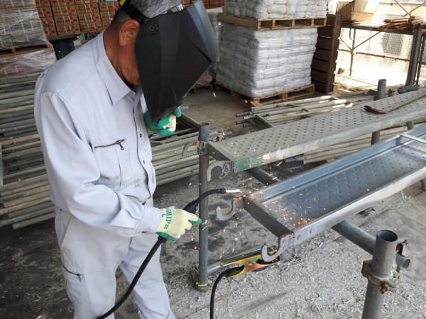 足場を半自動溶接