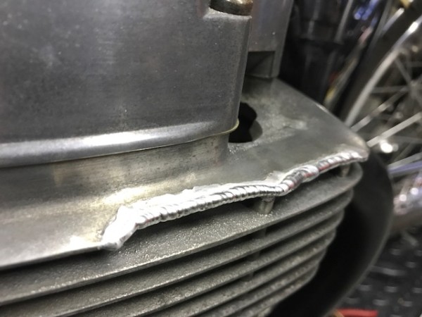 シリンダーヘッドのフィンの割れ補修溶接