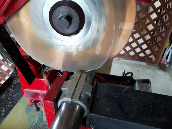 メタルソーでパイプ切断