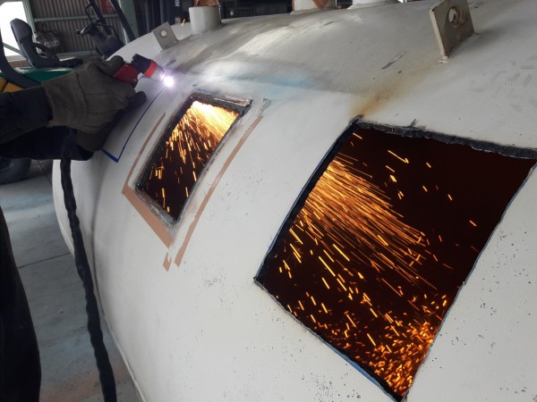 プラズマ切断機で解体中のボンベ