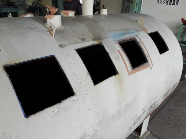 穴を開けたガスボンベ