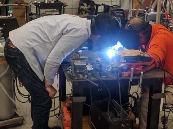 ＴＩＧ溶接機をテスト中