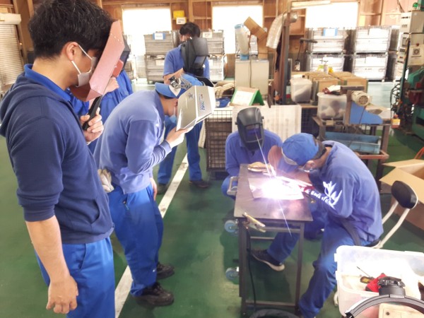 ＴＩＧ溶接機のデモ中