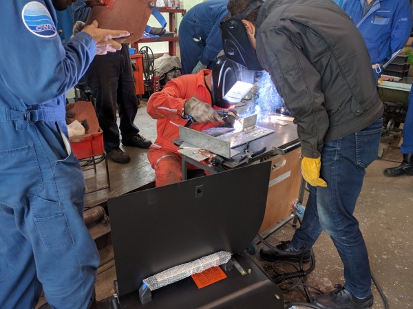 お客様にパルスミグ溶接を試してもらう