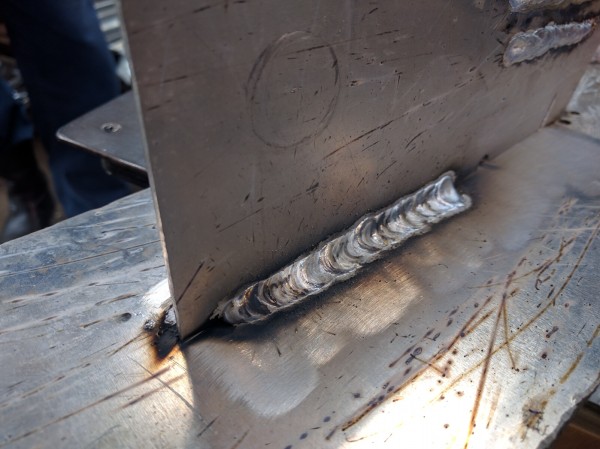 アルミ板を半自動パルスミグ溶接