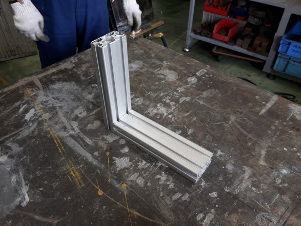 アルミの角パイプ