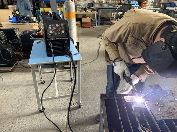 出荷前に溶接テストを行っています。