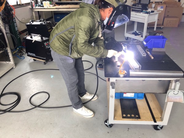 アルミ角パイプを溶接中