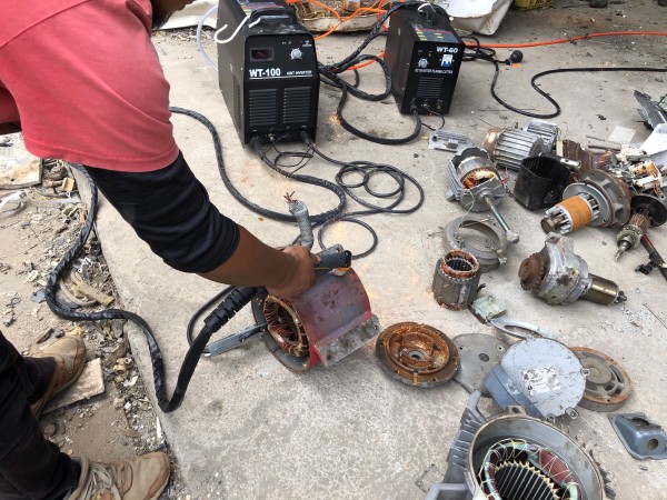 鋳鉄製モーターハウジングを切断