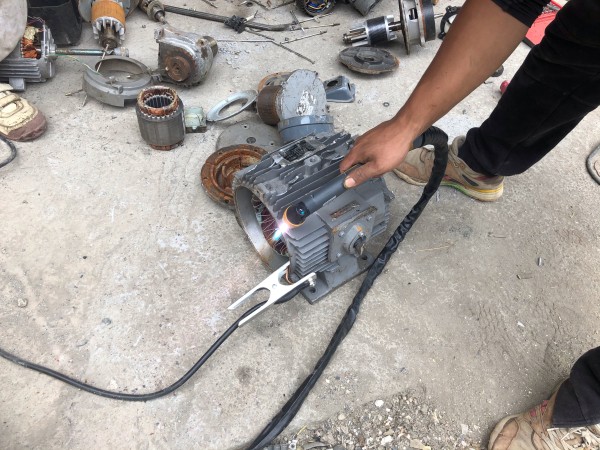 アルミ製モーターハウジングを切断