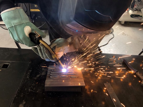 鋼板を半自動溶接