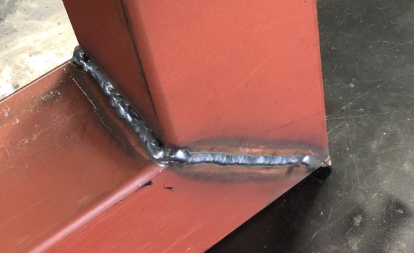 角パイプを半自動溶接