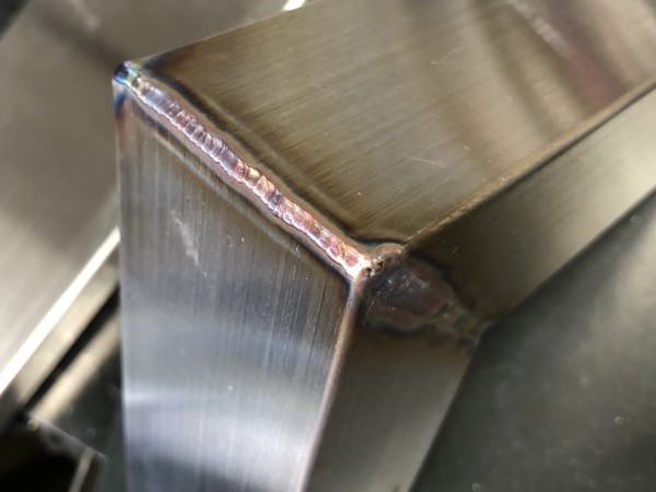 ステンレス角パイプの角継をなめ付け溶接