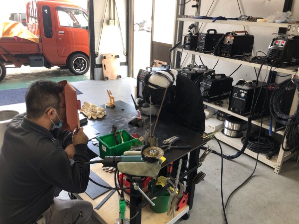 TIG溶接でなめ付け溶接中