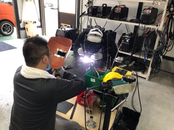 TIG溶接の溶接棒入れを練習