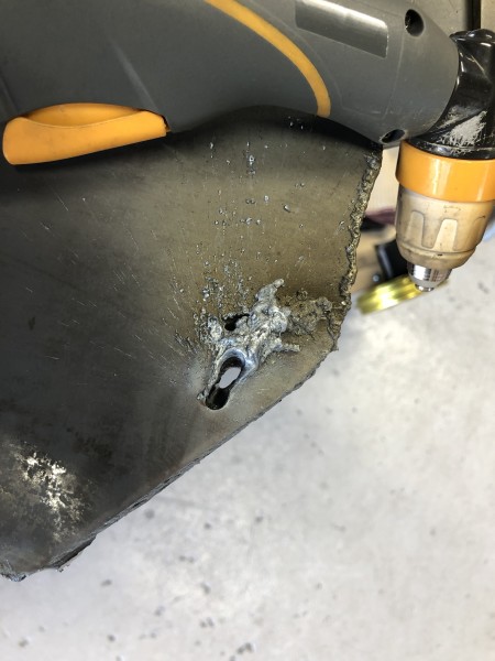 プラズマ切断で板厚25mmに穴を開ける