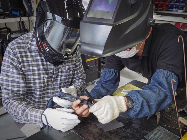 TIGトーチの持ち方