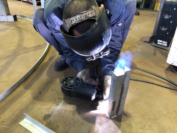 立向き姿勢,ステンレス溶接,筐体,アングル,パルスミグ半自動溶接機,WT-MIG225AL,スプールガン