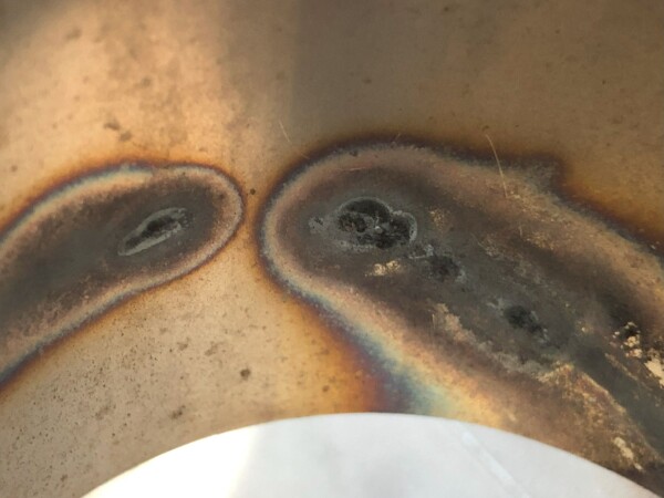 ステンレス配管を溶接、裏側が酸化