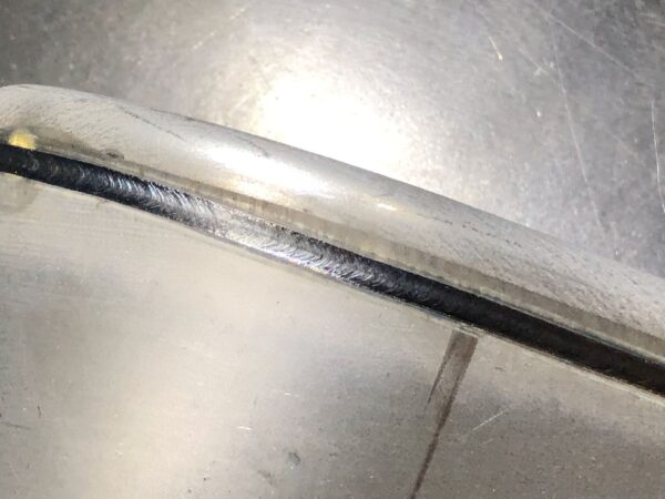 ファイバーレーザー溶接機で溶接